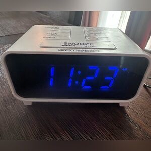 Emerson Digital Alarm Clock Radio – Blue LED Display – Snooze & Dimmer